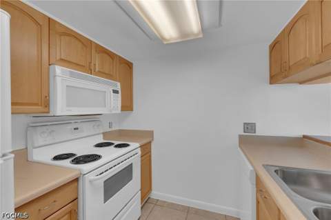 2875 Palm Beach Blvd 205, Fort Myers FL - photo 15 of 27