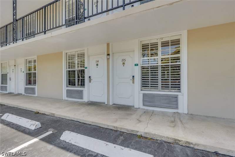  bedroom Condominium at 2555 Tamiami Trl N 115, Gulfcoast Inn Of Naples, Naples — photo 2
