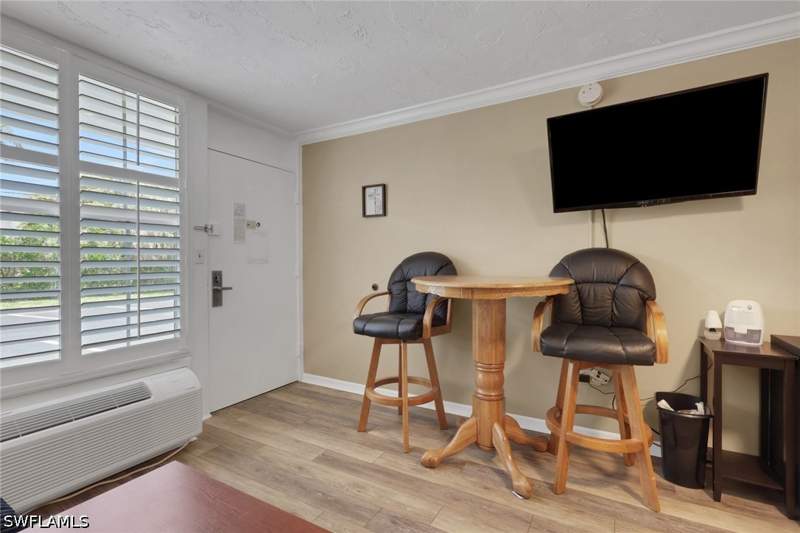  bedroom Condominium at 2555 Tamiami Trl N 115, Gulfcoast Inn Of Naples, Naples — photo 4