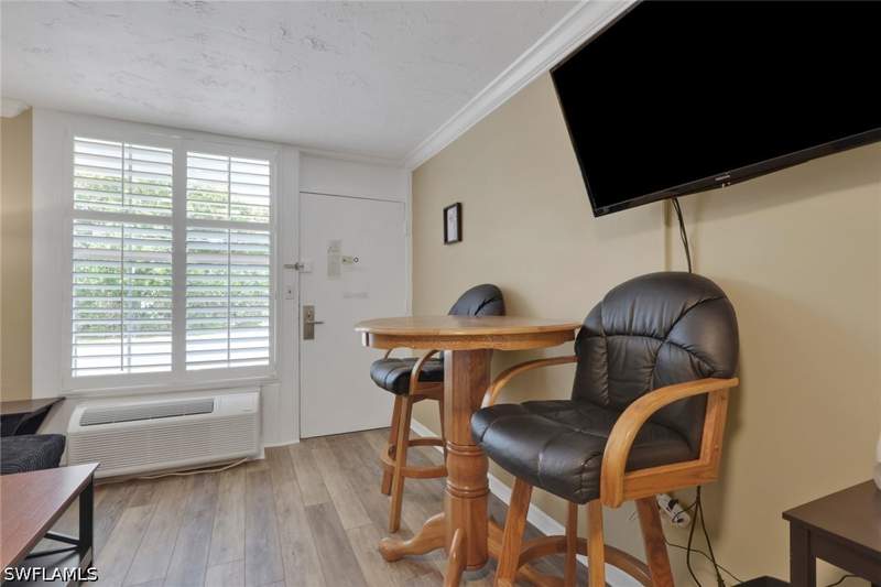  bedroom Condominium at 2555 Tamiami Trl N 115, Gulfcoast Inn Of Naples, Naples — photo 5
