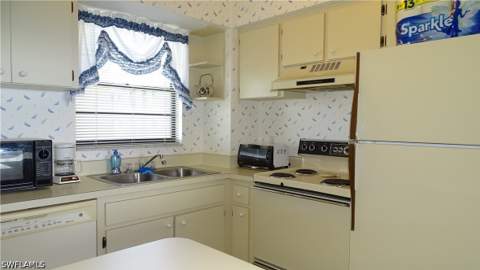 995 Anglers Cv N402, Marco Island FL - photo 6 of 11