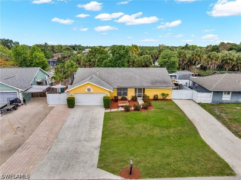 5 bedroom SingleFamilyResidence at 4587 25th Ct SW, Golden Gate City, Naples — photo 3