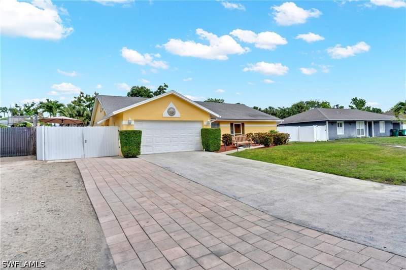 5 bedroom SingleFamilyResidence at 4587 25th Ct SW, Golden Gate City, Naples — photo 4