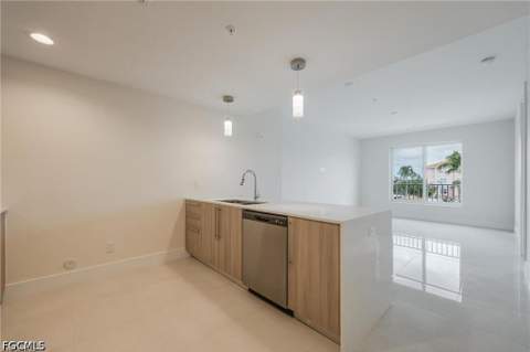 15901 Royal Pointe Ln 306, Fort Myers FL - photo 19 of 29