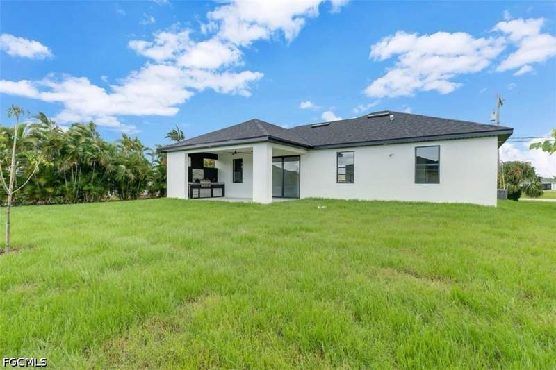 3 bedroom SingleFamilyResidence at 474 NE 2nd Pl, Cape Coral, Cape Coral — photo 2
