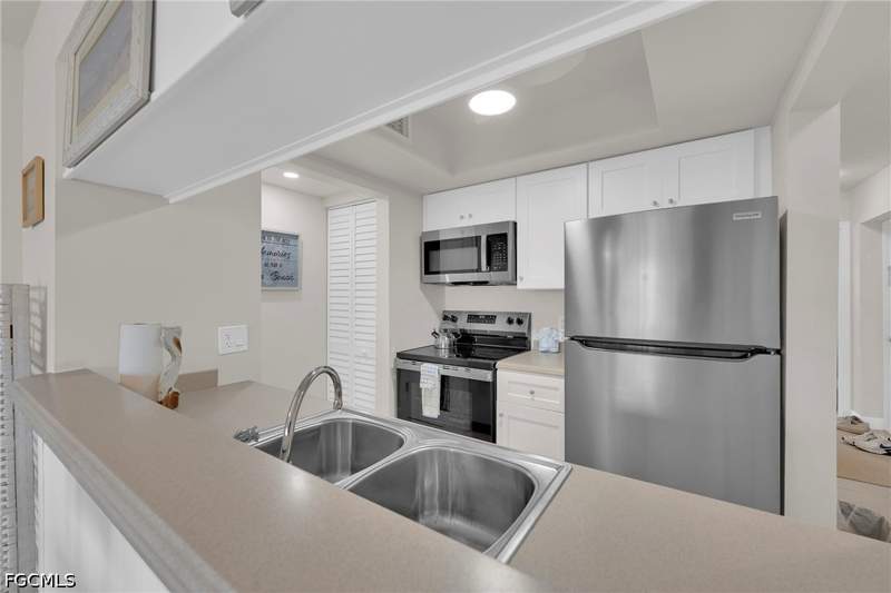 1 bedroom Condominium at 200 Lenell Rd 218, Estero Island Yacht & Racquet Club Condo, Fort Myers Beach — photo 5