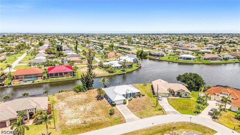 3 bedroom SingleFamilyResidence at 1137 SW 37th St, Cape Coral, Cape Coral — photo 3