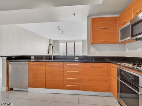3000 Oasis Grand Blvd 2905, Fort Myers FL - photo 8 of 40