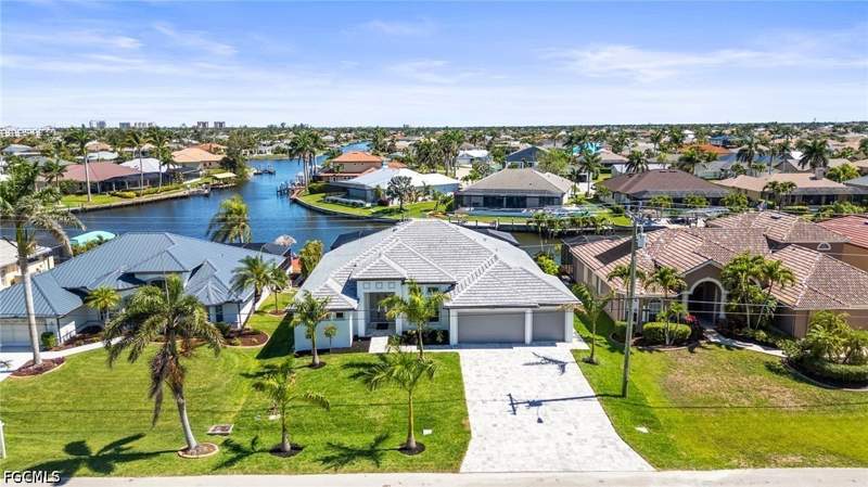 3 bedroom SingleFamilyResidence at 2304 SW 38th Ter, Cape Coral, Cape Coral — photo 3