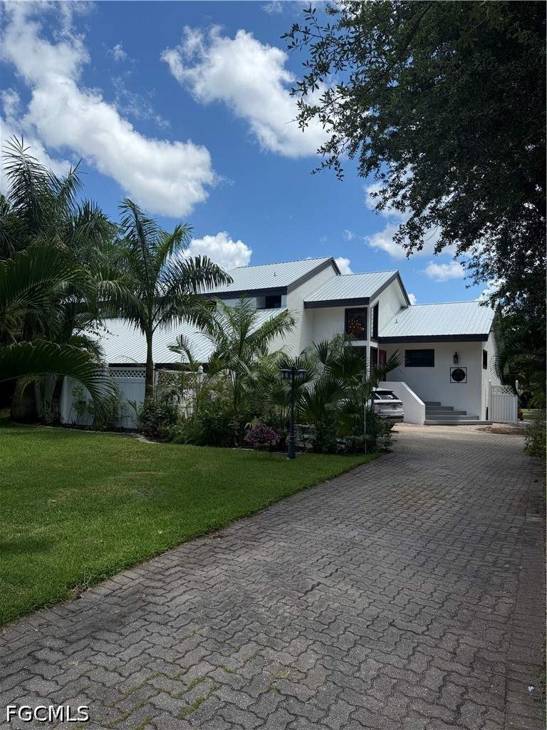 3 bedroom SingleFamilyResidence at 15793 San Antonio Ct, McGregor Woods, Fort Myers — photo 2