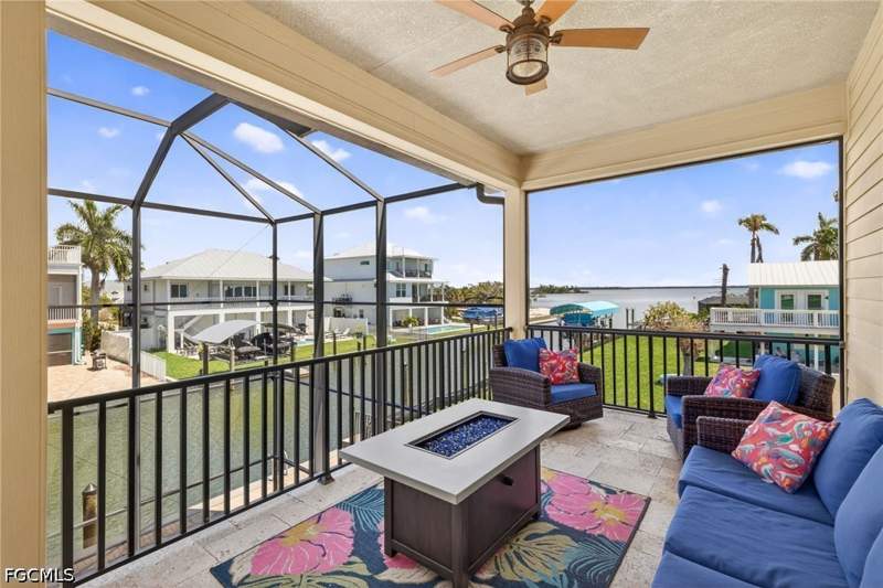 3 bedroom SingleFamilyResidence at 243 Driftwood Ln, Flamingo Park, Fort Myers Beach — photo 2