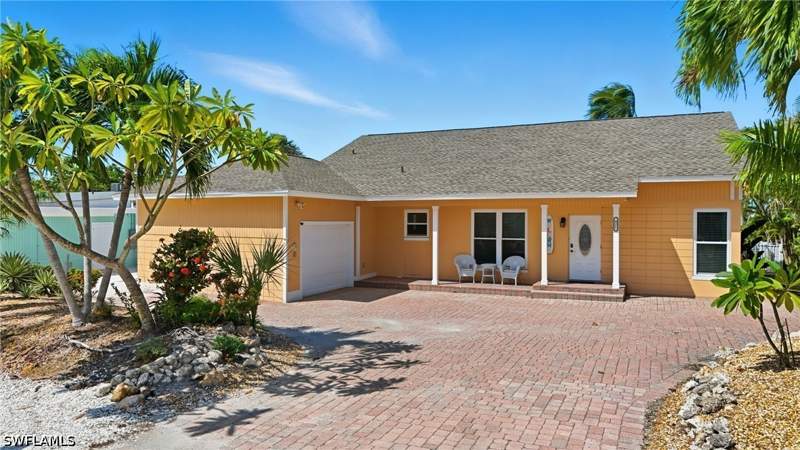 3 bedroom SingleFamilyResidence at 421 Connecticut St, Shell Mound Park, Fort Myers Beach — photo 2