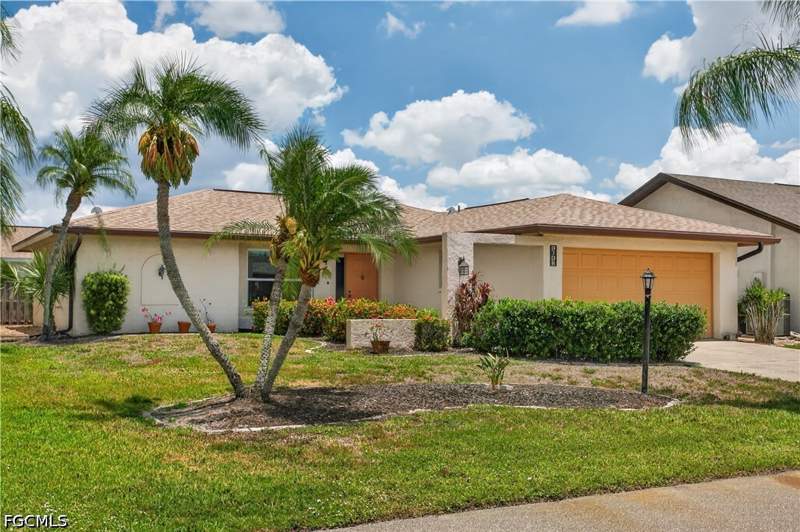 2 bedroom SingleFamilyResidence at 9708 Foxglove Cir, South Pointe, Fort Myers — photo 2