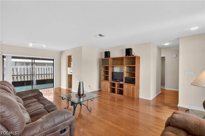 2 bedroom SingleFamilyResidence at 9708 Foxglove Cir, South Pointe, Fort Myers — photo 4