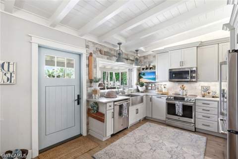 840 Myrtle Ter, Naples FL - photo 10 of 49