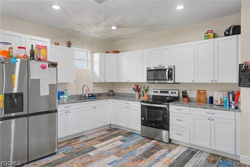 3 bedroom SingleFamilyResidence at 8006 Oakleaf Cir, Labelle, Labelle — photo 2