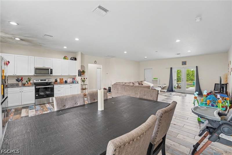 3 bedroom SingleFamilyResidence at 8006 Oakleaf Cir, Labelle, Labelle — photo 3