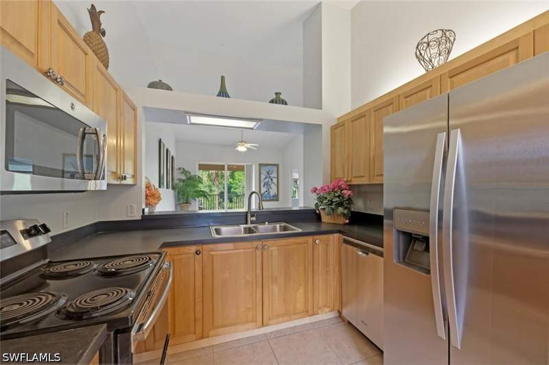 2 bedroom Attached at 357 Robin Hood Cir 202, Sherwood, Naples — photo 4