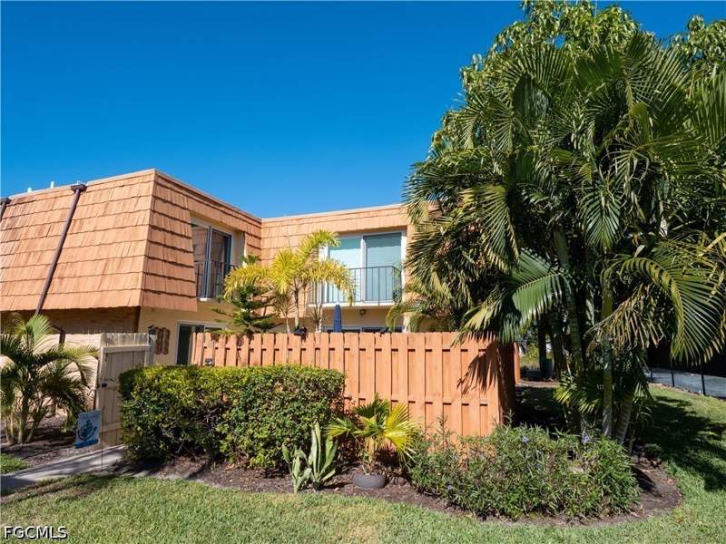 2 bedroom Townhouse at 1727 Park Meadows Dr 2, Parkwoods Townhouse Community, Fort Myers — photo 2