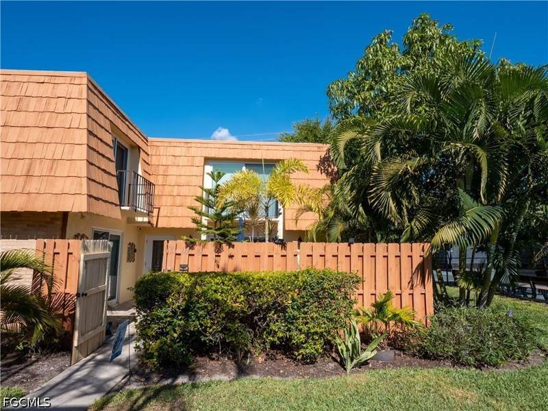2 bedroom Townhouse at 1727 Park Meadows Dr 2, Parkwoods Townhouse Community, Fort Myers — photo 3