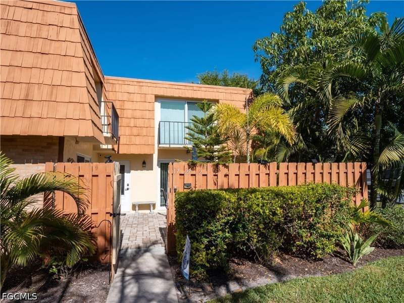 2 bedroom Townhouse at 1727 Park Meadows Dr 2, Parkwoods Townhouse Community, Fort Myers — photo 4