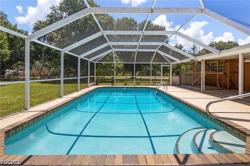 3 bedroom SingleFamilyResidence at 22031 Edwards Dr, Alva, Alva — photo 2