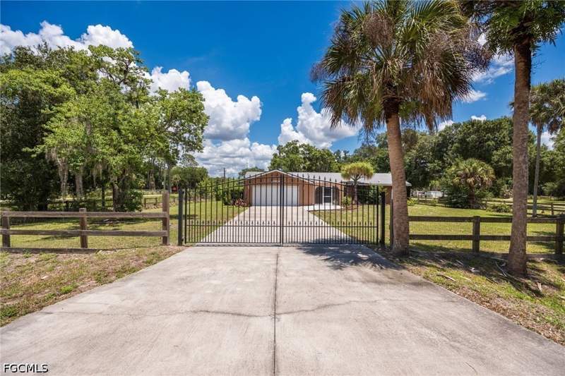 3 bedroom SingleFamilyResidence at 22031 Edwards Dr, Alva, Alva — photo 5