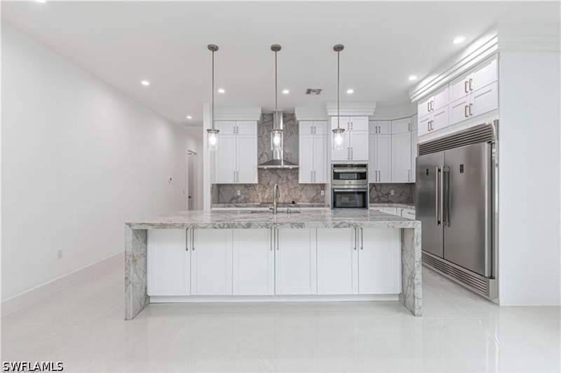 4 bedroom SingleFamilyResidence at 3098 Pine Tree Dr, Hallendale, Naples — photo 2