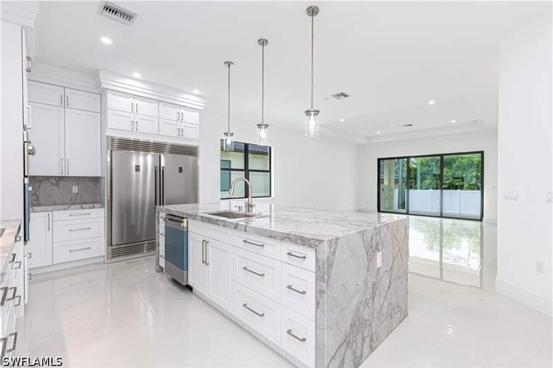 4 bedroom SingleFamilyResidence at 3098 Pine Tree Dr, Hallendale, Naples — photo 3