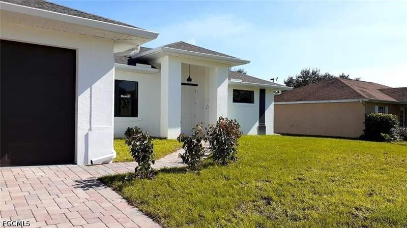 3 bedroom SingleFamilyResidence at 1201 NE 18th Pl, Cape Coral, Cape Coral — photo 2