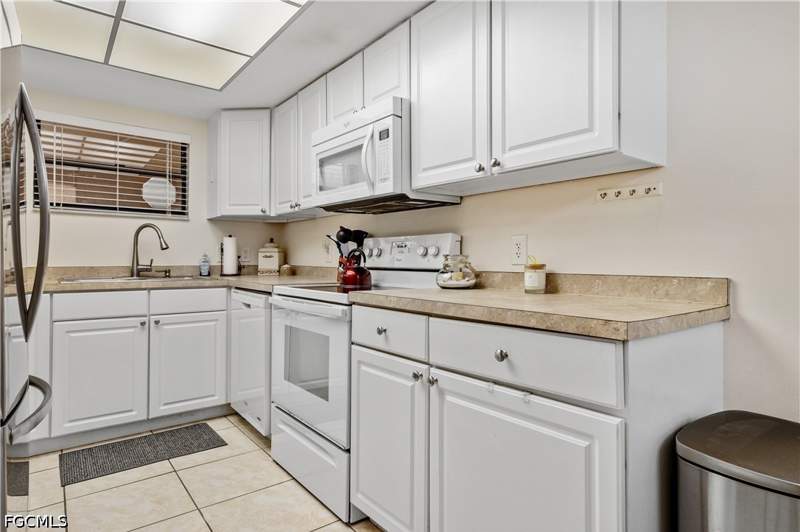 2 bedroom Condominium at 12501 McGregor Blvd 11, Maple Gardens, Fort Myers — photo 3