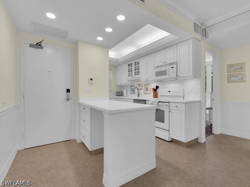 2 bedroom Condominium at 140 Seaview Ct 206S, Admiralty House, Marco Island — photo 5