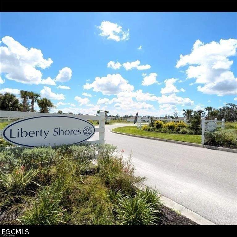 5 bedroom SingleFamilyResidence at 835 Gen D Macarthur Ave, Labelle, Labelle — photo 2