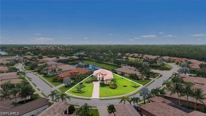 3 bedroom SingleFamilyResidence at 6347 Serano Way, Lakoya, Naples — photo 2