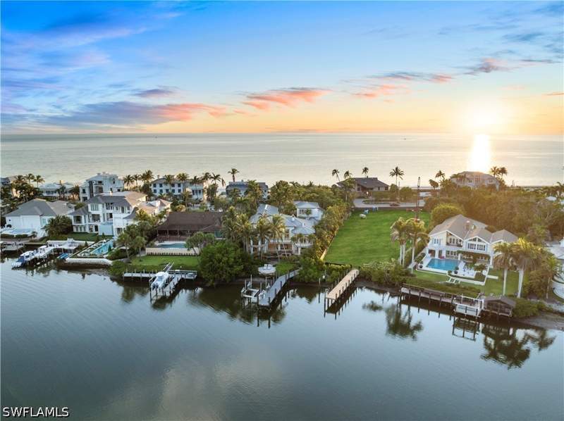 6 bedroom SingleFamilyResidence at 3675 Gordon Dr, Port Royal, Naples — photo 3