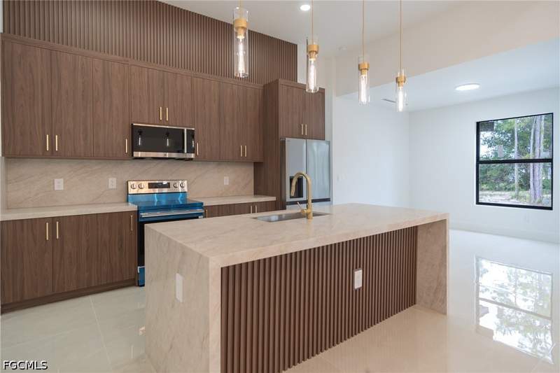 4 bedroom SingleFamilyResidence at 915 Lincoln Ave, Lehigh Acres, Lehigh Acres — photo 4