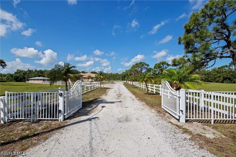 4 bedroom SingleFamilyResidence at 13541 Stringfellow Rd, Kreamers Avocado Subd, Bokeelia — photo 2