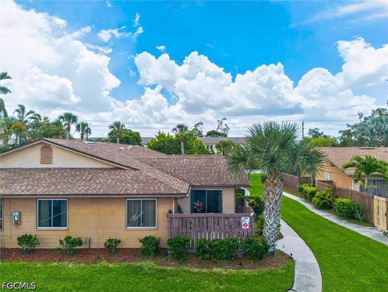 2 bedroom Attached at 6315 Royal Woods Dr, Royal Woods, Fort Myers — photo 2