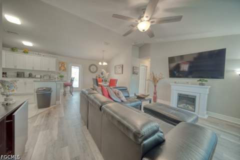 520 Wilmington Pkwy, Cape Coral FL - photo 8 of 47