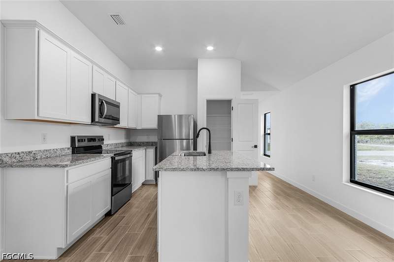 3 bedroom SingleFamilyResidence at 434 Parkdale Blvd, Mirror Lakes, Lehigh Acres — photo 5