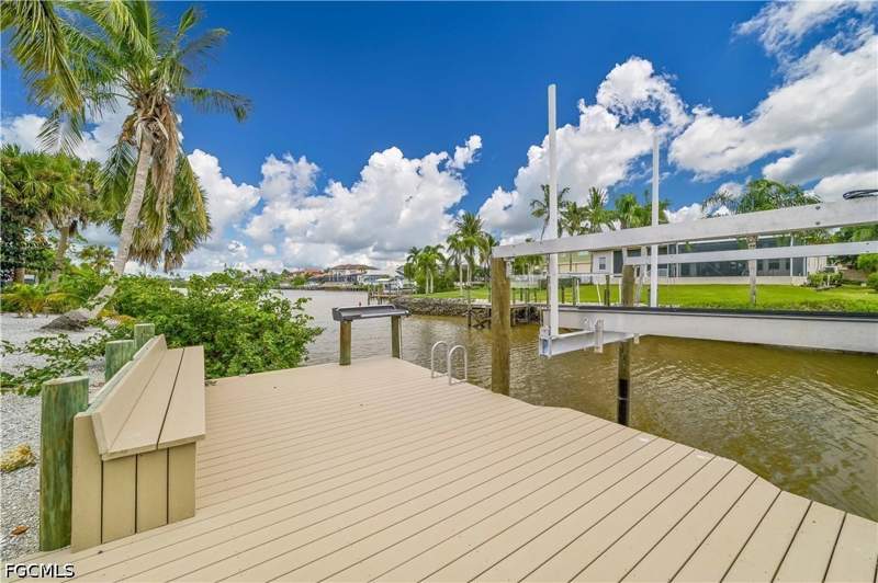 4 bedroom SingleFamilyResidence at 17611 Boat Club Dr, Fort Myers, Fort Myers — photo 4