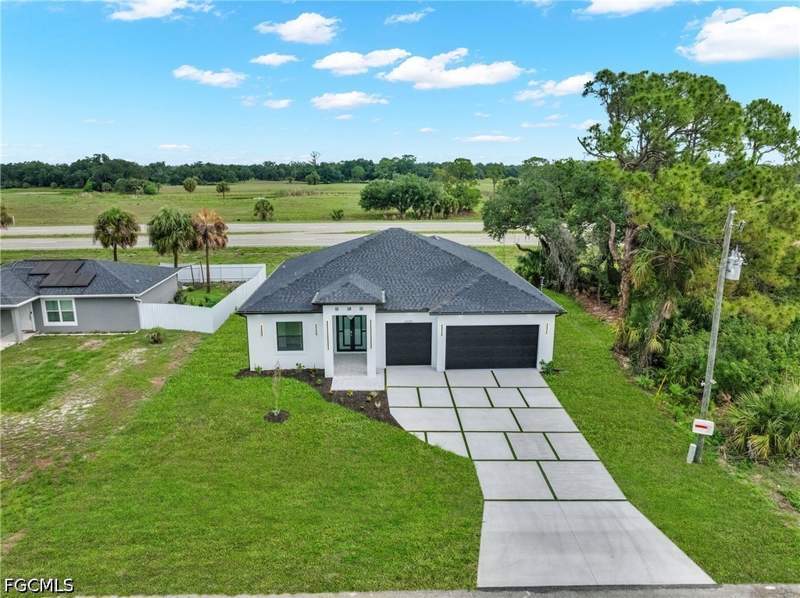4 bedroom SingleFamilyResidence at 6037 N Moss Cir, Port Labelle, Labelle — photo 2