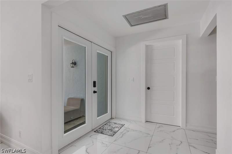 6 bedroom SingleFamilyResidence at 521 31st St SW, Golden Gate Estates, Naples — photo 4