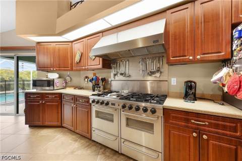 469 NE 1st Pl, Cape Coral FL - photo 11 of 46