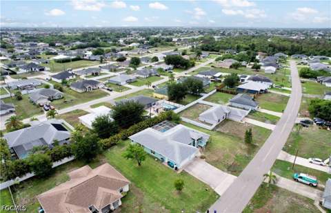 469 NE 1st Pl, Cape Coral FL - photo 7 of 46