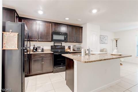 816 Lystra Ave, Fort Myers FL - photo 8 of 36