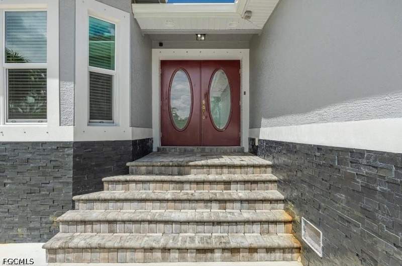 3 bedroom SingleFamilyResidence at 4885 E Riverside Dr, Fort Myers, Fort Myers — photo 3
