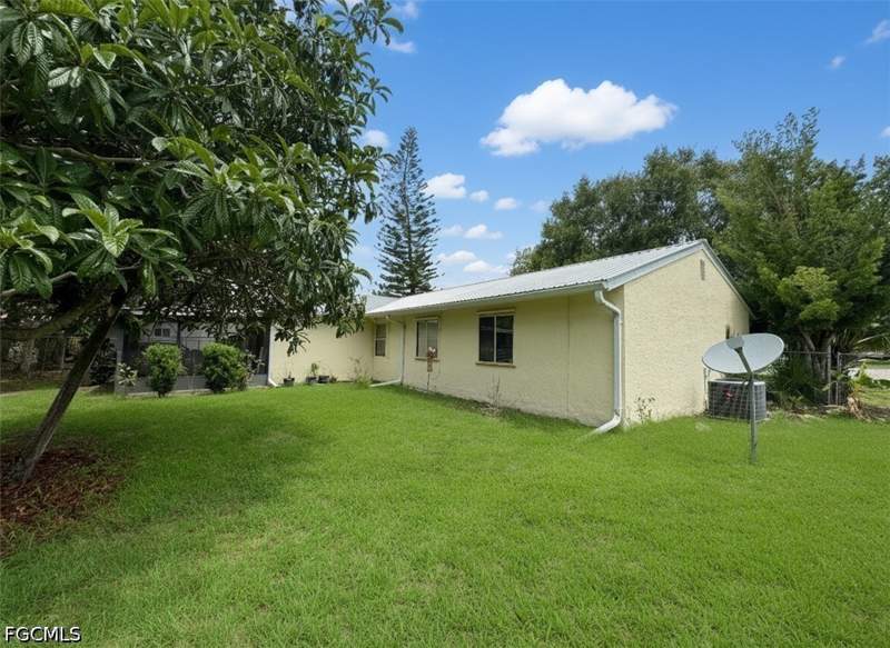 2 bedroom SingleFamilyResidence at 4001 Bishop Cir, Port Labelle, Labelle — photo 2