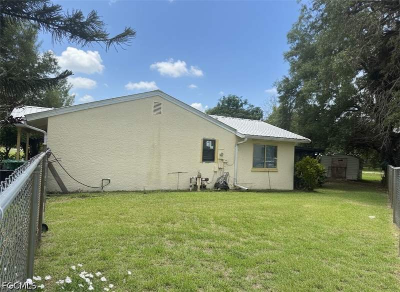 2 bedroom SingleFamilyResidence at 4001 Bishop Cir, Port Labelle, Labelle — photo 4