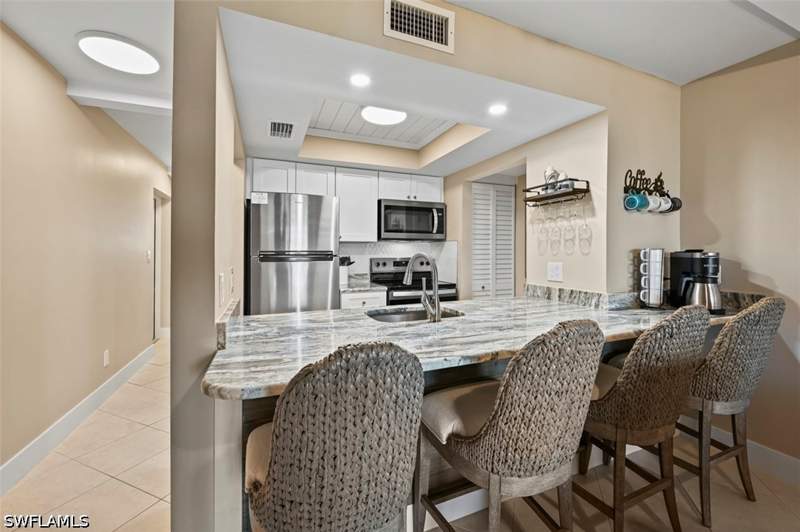 1 bedroom Condominium at 200 Lenell Rd 215, Estero Island Yacht & Racquet Club Condo, Fort Myers Beach — photo 4